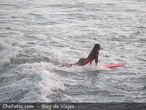 Chica surfer para la foto postal