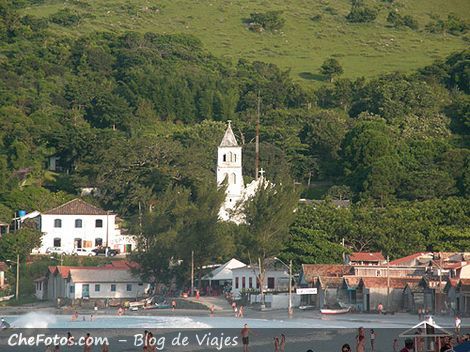 Playa e Iglesia de Garopaba