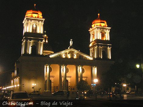 La Catedral Tucumana de noche