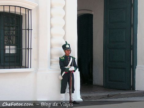 Patricio custodiando la Casa de Tucumán
