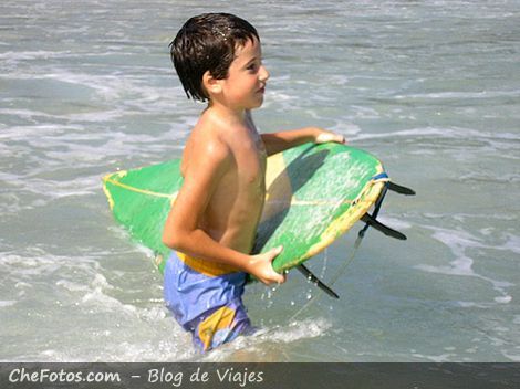 Niño surfer en la playa de Lopes Mendes