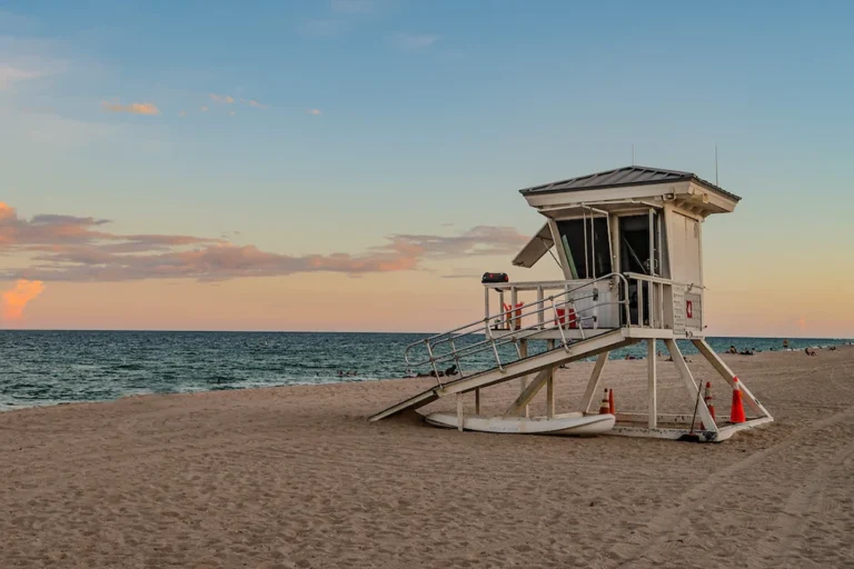 Hermosa playa y comunidad al norte de Miami