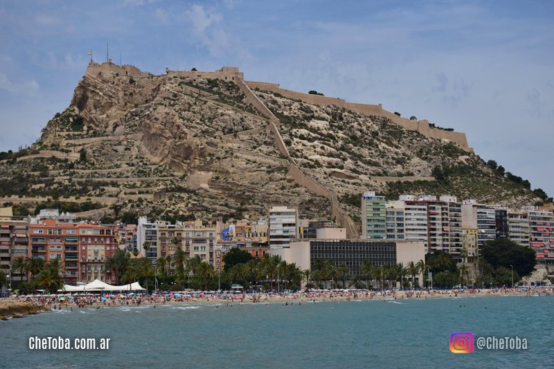 Castillo de Santa Bárbara en la cima del Monte Benacantil, Alicante, España