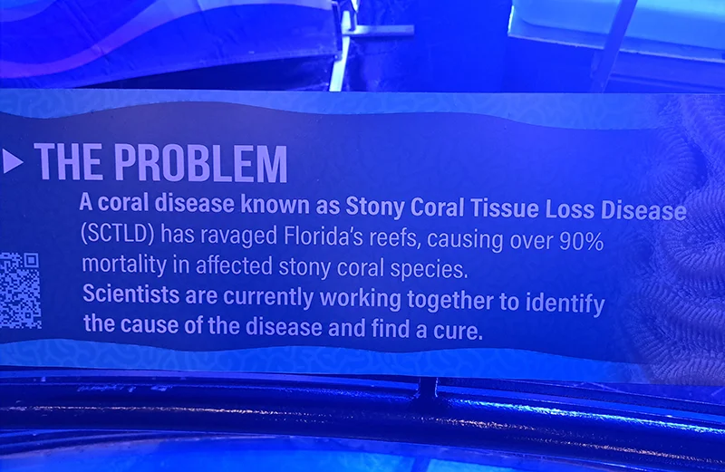 cartelería en el centro de rescate de corales de SeaWorld