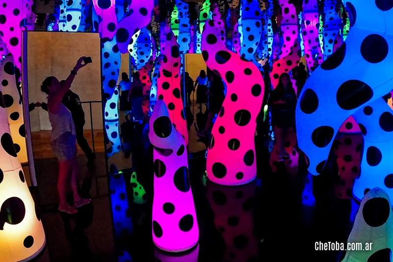 El Amor Llama, exhibición de la artista japonesa Yayoi Kusama en Miami