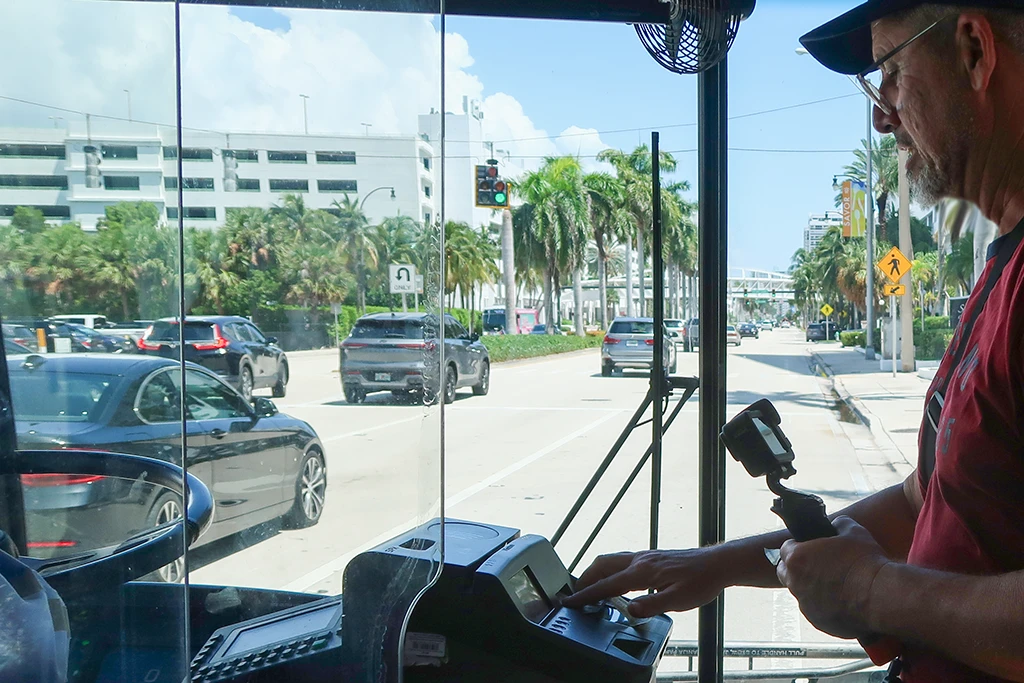 Viajando en bus Hollywood Beach por Ocean Drive 