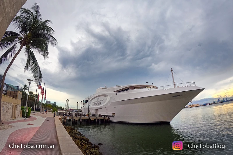 Caminando por el River Walk, llegando a Bay Front Park