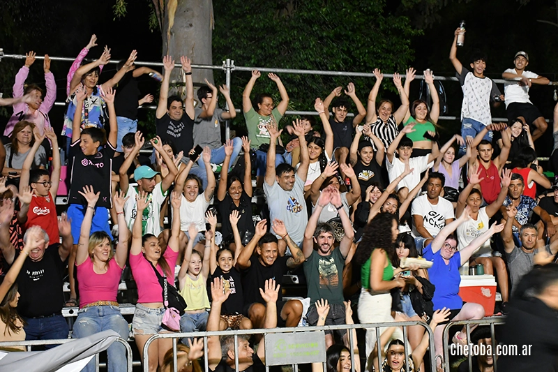 Carnavales Gigantes de Villa Nueva: Explosión de alegría y color.
