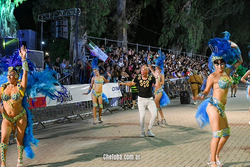 Carnavales Gigantes de Villa Nueva: Explosión de alegría y color.