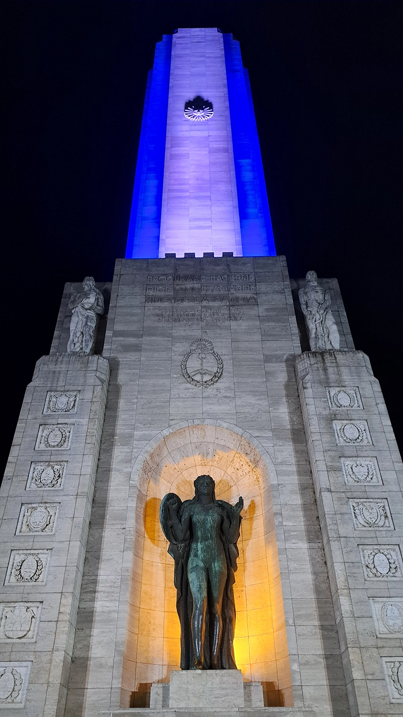 Monumento a la Bandera de Rosario de Noche