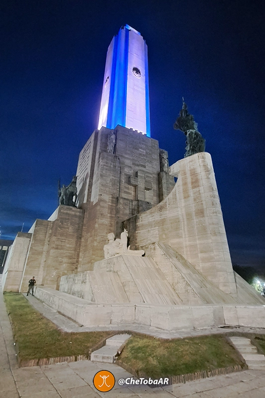 Monumento a la Bandera Rosario de Noche