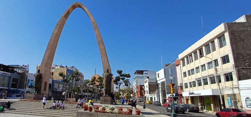 Arco parabólico - paseo cívico ciudad de Tacna