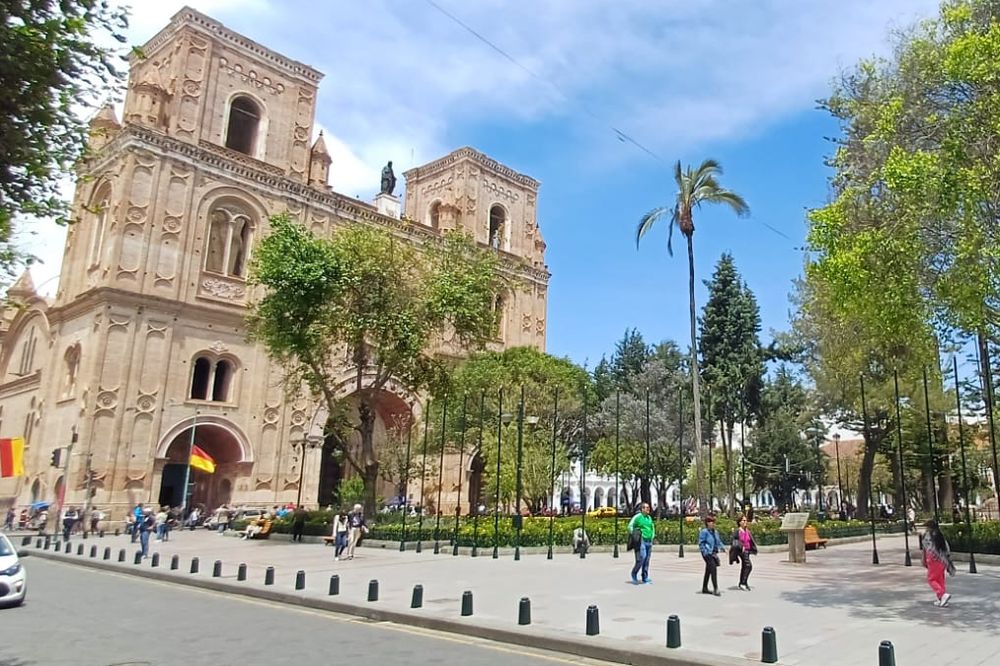 Parque Calderón - Catedral de la inmaculada concepción de Cuenca