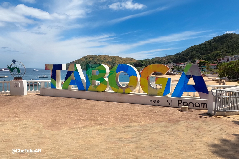 Cartel con las Letras TABOGA en la Isla