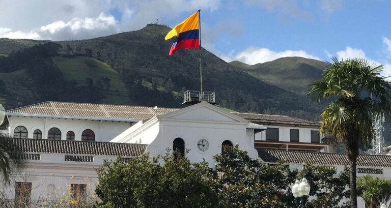 Foto desde la plaza grande de Quito - de fondo el Palacio Carondelet (sede de gobierno y palacio presidencial)