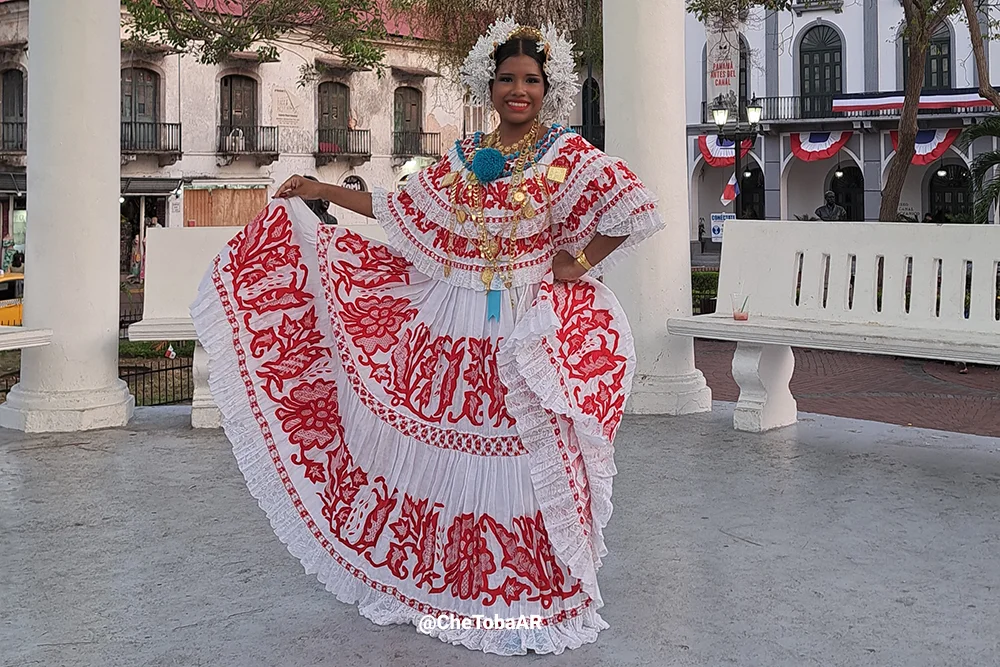 La Pollera, traje típico de la mujer panameña