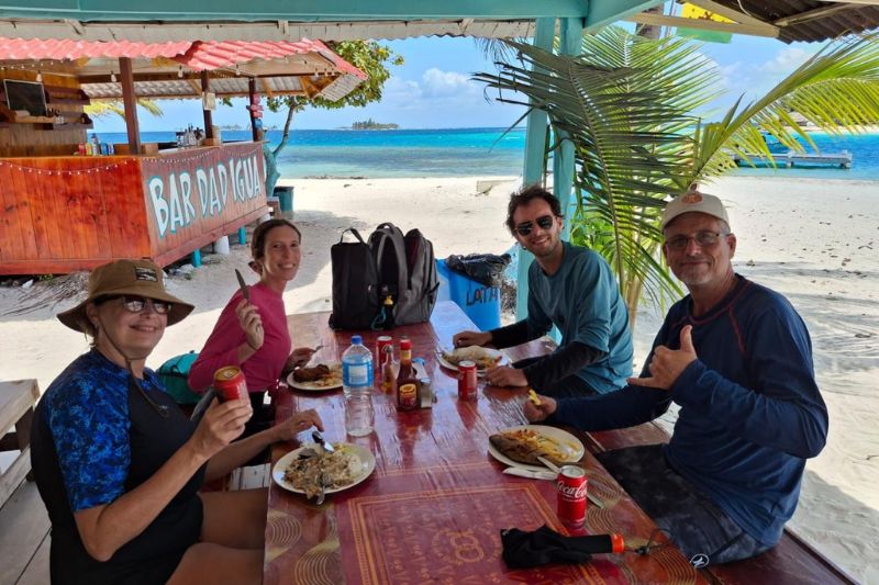 ALMUERZO FAMILIAR EN ISLA DIABLO - SAN BLAS