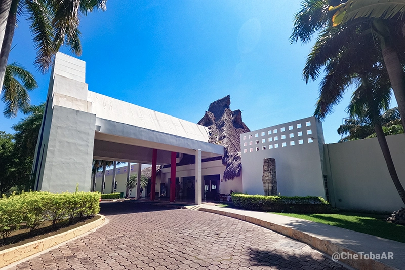Entrada principal Resort All Inclusive Decamerón Salinitas