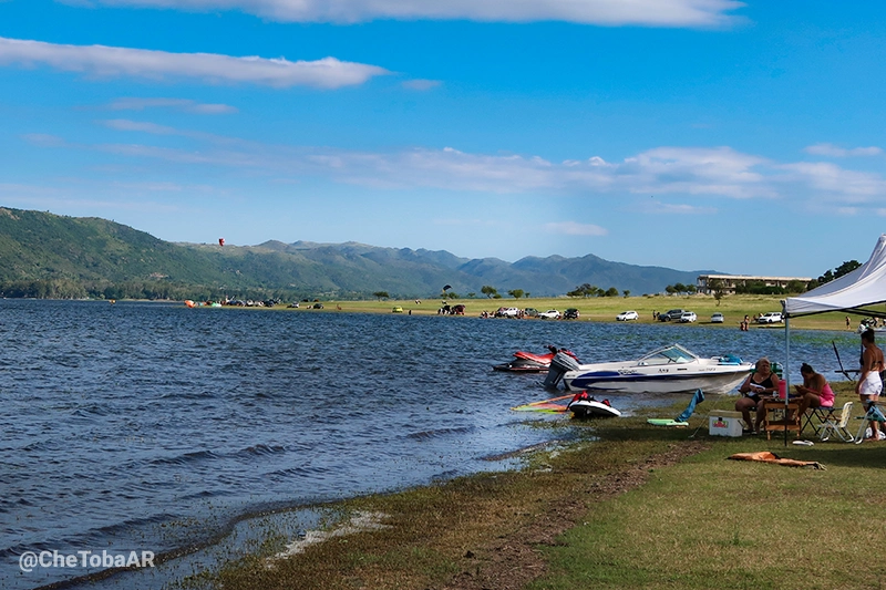 Familias disfrutando de las orillas del lago