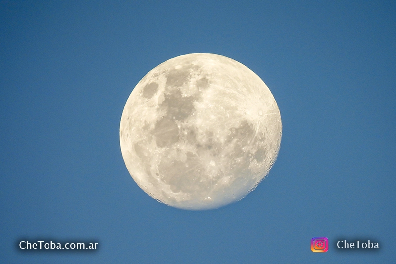 Foto de una luna casi llena al caer la tarde