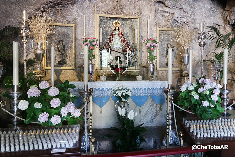 Imagen de la Virgen de la Peña en el interior de la ermita