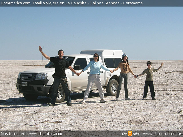 Familia Viajera en Salinas Grandes - Catamarca - Argentina