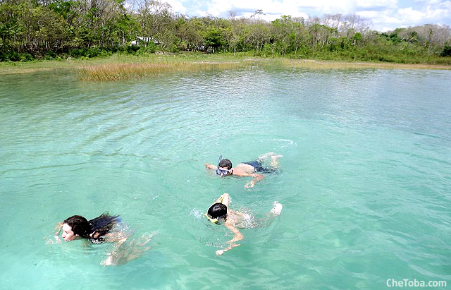 nadando en el Lago Petén, Guatemala