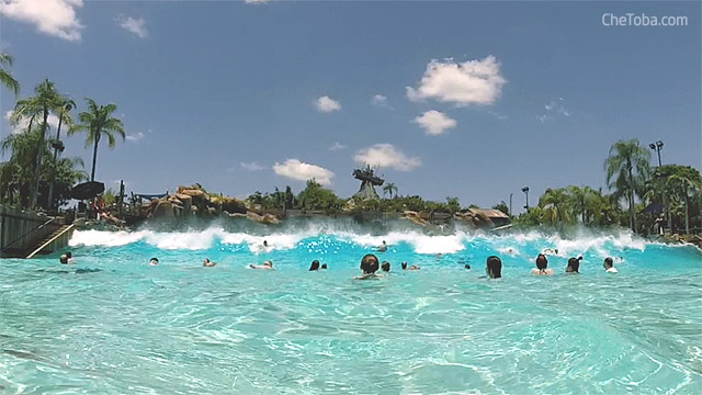 Piscina o laguna con grandes olas artificiales - Typhoon Lagoon