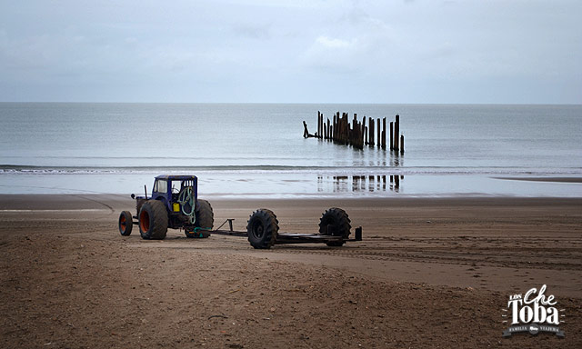 Tractor en la playa Monte Hermoso